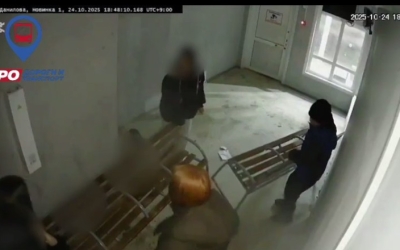 В Якутске подростки безобразничают в теплых автобусных остановках: Передвигают скамейки, мусорят и выключают свет