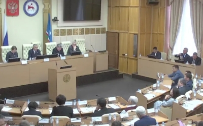 В Ил Тумэне проходят слушания по проекту изменений в Конституцию Якутии