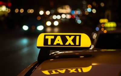 В Якутске у ночного клуба мужчина жестоко избил незнакомца из-за такси: Потерпевший получил переломы и оглох