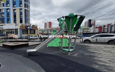 В Якутске 8-летняя девочка упала с башни на детской площадке из-за отсутствия ограждающего бортика и получила перелом позвонка