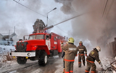 В Верхневилюйске на пожаре пострадали мужчина и женщина