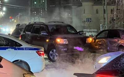 В Якутске водитель на "Ленд Крузере" проехал на красный свет, столкнулся с двумя машинами и сбил пешехода