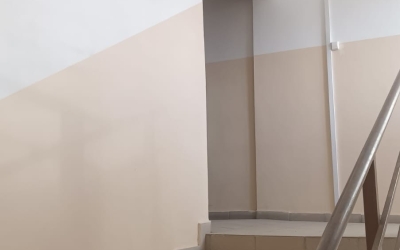 Ну и ну: Доставщик воды нагадил в подъезде?