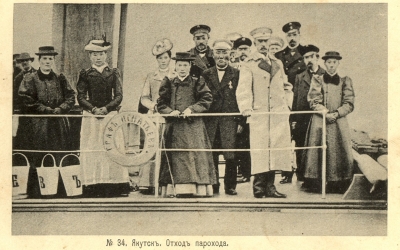 Герой войны и иркутский генерал-губернатор А.Н. Селиванов и семья П.И. Захарова, семья в составе встречающих и провожающих высокого гостя