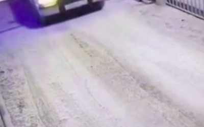 "Зачем вы разбили мне автомобиль?": Пьяный водитель протаранил шлагбаум, чтобы проникнуть в круглосуточный магазин