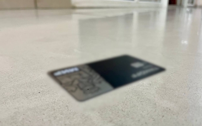 54-летний мужчина обвиняется в краже денег с банковской карты 16-летней девушки, которую она потеряла