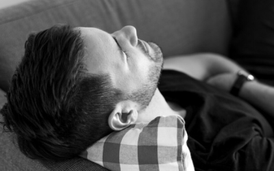 В Якутии мужчина ранил спящего знакомого ножом, а у другого спящего похитил телефон и деньги с банковского счета