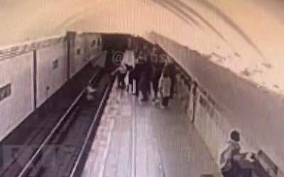 Пенсионерка толкнула 13-летнюю девочку на пути в московском метро