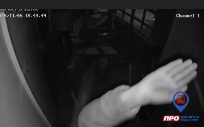 В Якутске подростки сломали видеокамеру на теплой остановке, также курили и выключили освещение