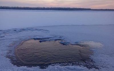 В Якутии  "УАЗ" ветеринарной службы с пятью сотрудниками провалился под лед