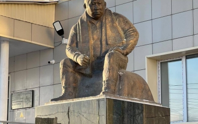 В Якутске возложили цветы к памятнику заслуженного тренера Дмитрия Коркина