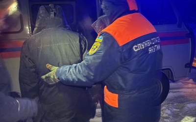 В Якутии спасатели нашли на Вилюйском тракте заблудившихся мужчину и женщину с признаками переохлаждения и обморожения