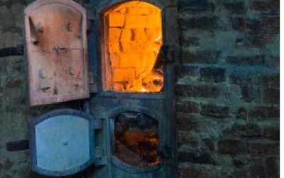 В Якутии 69-летняя женщина ударила сына ножом в грудь из-за затянувшегося ремонта печи: Вынесен приговор