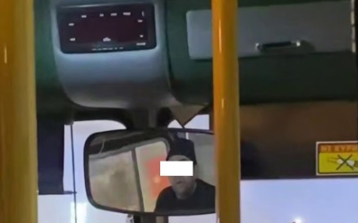 В Якутске водитель ругался матом и выгнал всех из маршрутного автобуса из-за конфликта с пассажиркой