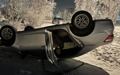 В Якутии нетрезвая пассажирка напала на таксиста, угнала его автомобиль, попала в ДТП и оказала сопротивление полиции