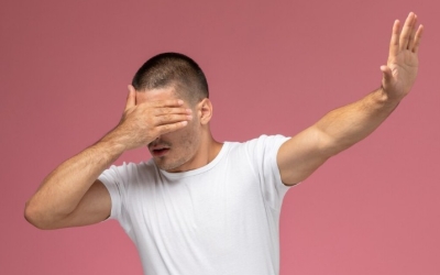 В Якутии двое злоумышленников напали на мужчину и вымогали 100 тысяч рублей, угрожая проткнуть глаза шариковой ручкой