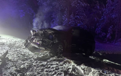 Неудачный обгон: Двое человек пострадали в ДТП на трассе "Колыма"