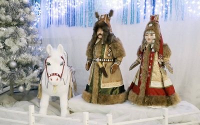 Елку в Театре оперы и балета украсили куклы ручной работы