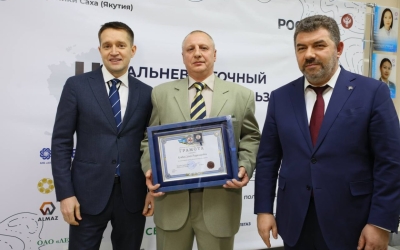 Сотрудник ПАО «ЯТЭК» награждён Грамотой Правительства РС(Я) и Нагрудным знаком за вклад в нефтяную отрасль