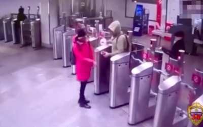 Молодой человек в метро нагло пытался пройти "зайцем, а затем плеснул горячий кофе (кипяток) в лицо девушке