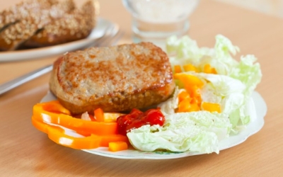 Ужин для похудения: вкусные котлеты с полезной заливкой