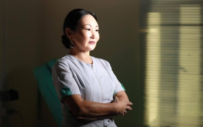 Упала в обморок и начала синеть: Медсестра из Якутии спасла женщину, которой стало плохо на борту самолета