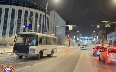 В Якутске маршрутный автобус попал в ДТП: Пострадала 86-летняя пассажирка
