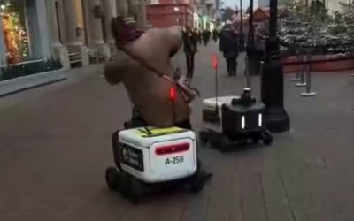 Восстание машин: В центре Москвы робот непреднамеренно стал причиной падения женщины