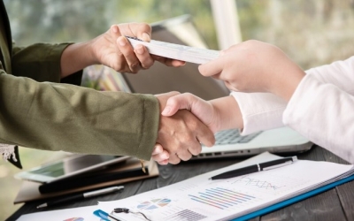 В Якутии руководитель строительной фирмы обвинен в подкупе - в передаче 500 тысяч рублей эксперту за ложные заключения о качестве материалов