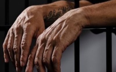 В Якутии на территории исправительной колонии осужденный вымогал деньги