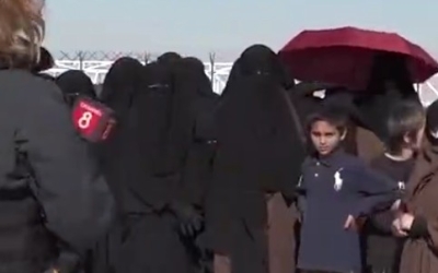 Журналистку турецкого телеканала закидали камнями у лагеря беженцев на Ближнем Востоке