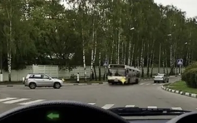 Тест на знание ПДД: у кого приоритет на перекрёстке, где запрещена остановка и где стоять, уступая дорогу