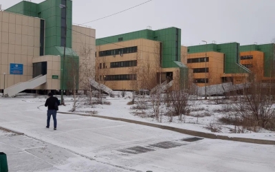 В Якутске женщина родила в холле Медцентра — новорождённый упал на пол и получил тяжелые травмы головы