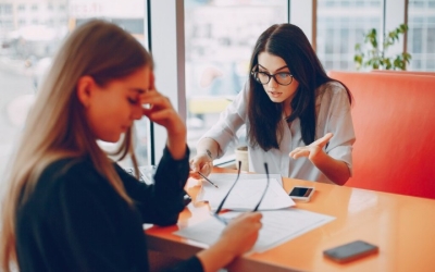 «Она — пустоцвет, а я несу на себе все»: Многодетная мать требует справедливости и налога на бездетных