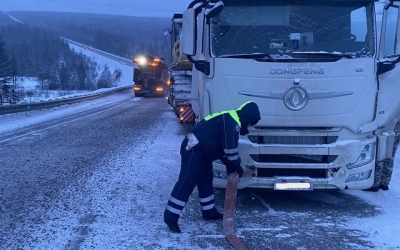 В Якутии сотрудники ГИБДД помогли застрявшему на трассе в 40-градусный мороз дальнобойщику из Ростовской области