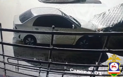 В Якутске девушка попыталась угнать автомобиль, тут же врезалась в другую машину и скрылась