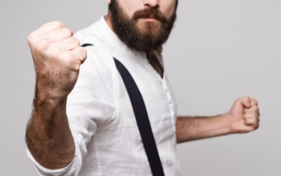 В Якутске мужчина на детской площадке без повода напал на несовершеннолетнего, сломал ему нос и угрожал убийством: Нападавший избежал наказания