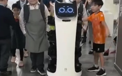 В Якутске робот-официант начал раздавать обеды в школьной столовой