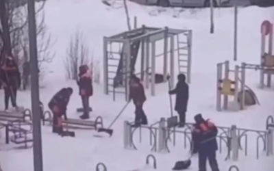 Индийских рабочих в России учат пользоваться душем и убирать снег