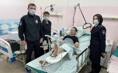 В Якутске полицейские оказали первую помощь мужчине, который поскользнулся и сломал ногу в 30-градусный мороз