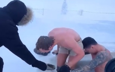 «Россия не для начинающих»: видео с голландским блогером из якутской проруби попало в мировой топ