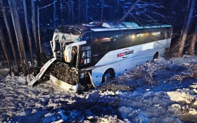 В Нерюнгринском районе водитель автобуса оказался зажат в кабине после столкновения с большегрузом