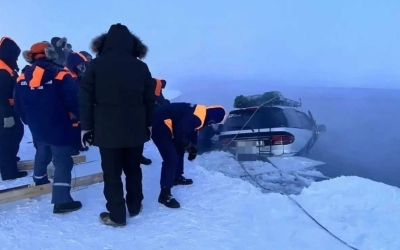 На реке Лене провалился под лед микроавтобус: водитель предстанет перед судом за гибель 11-летней девочки и мужчины