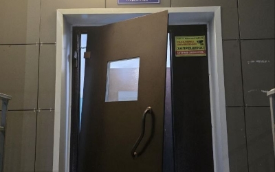 Дверь в подъезде хлопает круглые сутки -- инновация от Управляющей компании. Сколько еще страдать жильцам?