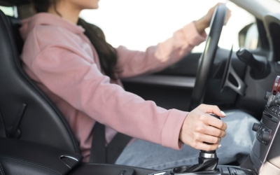 Хотела доехать домой: В Якутске пьяная 20-летняя девушка угнала автомобиль и врезалась в светофор