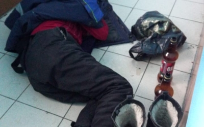В Якутске чужих бомжей в подъездах сменили соседи-алкоголики: Продолжение истории про маргиналов -- наблюют и уснут