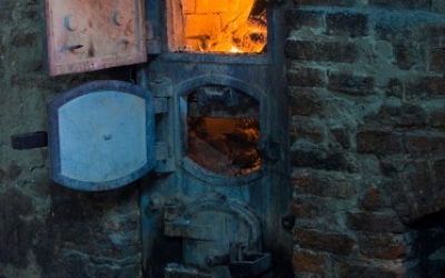 В Якутске госпитализирована девушка, которая получила ожоги при разжигании печи