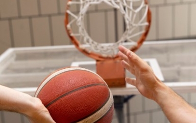 В Якутии юноша нанес тяжелую травму однокласснику, который нарушал правила игры в баскетбол во время урока физкультуры: Вынесен приговор