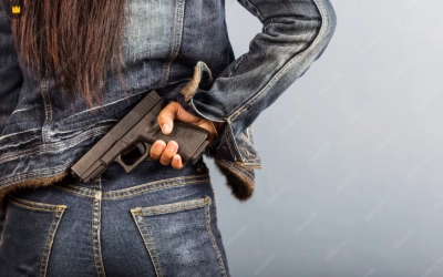 Креативная сотрудница музея в Якутске пошла в клуб, а утром "накреативила" на три статьи УК: история с пистолетом и гостиницей