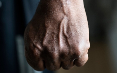 Руками, ногами, железной трубой и деревянной палкой: В Таттинском улусе мужчина жестоко избил троих человек